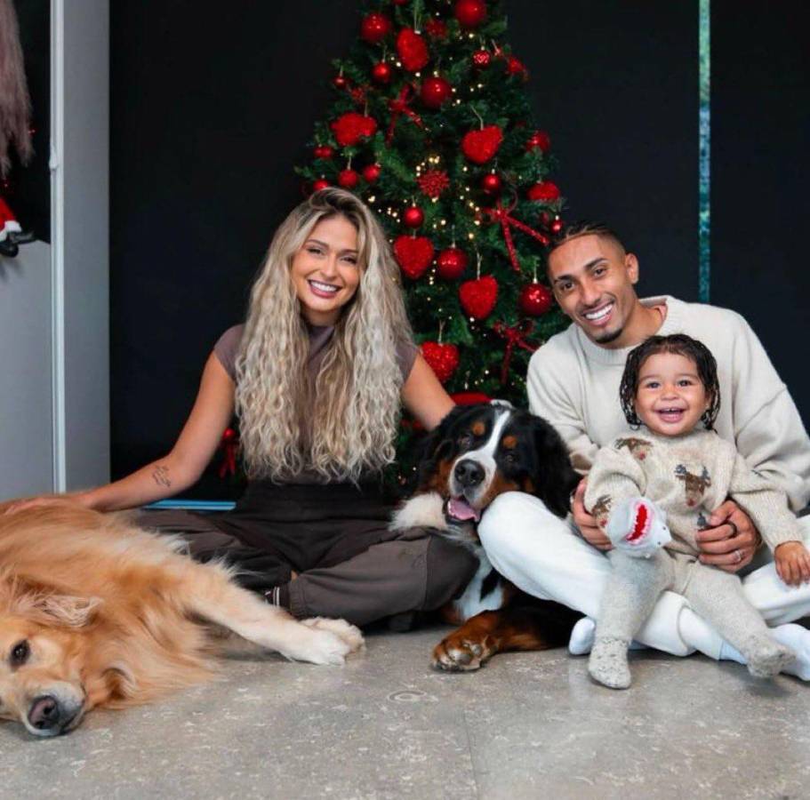 La esposa de Raphinha y los duros ataques tras la remontada del Barça: “Mono; tu hijo es de Koundé”