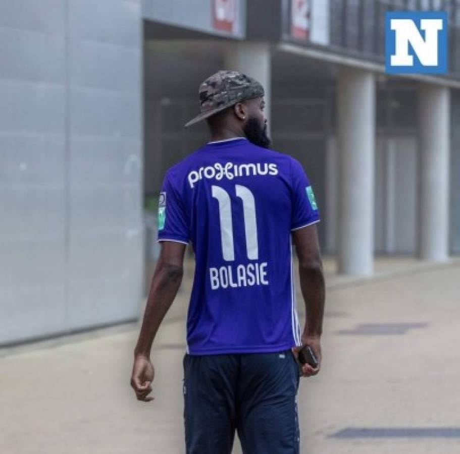 Su equipo no lo quiere vender, se va al entreno con la camisa del rival y todo acaba en pelea