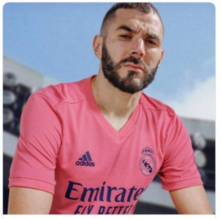 Benzema presenta la nueva camiseta del Real Madrid para la temporada 2020/21