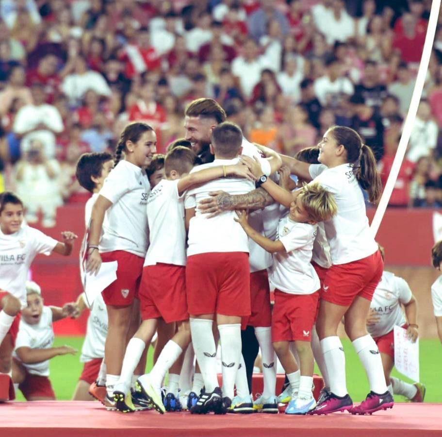 Así fue la emotiva presentación de Sergio Ramos con Sevilla: Sorpresivo mensaje de Modric, motivo de su llanto y Pilar Rubio deslumbra