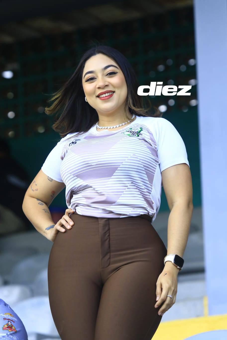 La hermosa Colocha sigue a Platense en cada estadio, es su fiel aficionada.