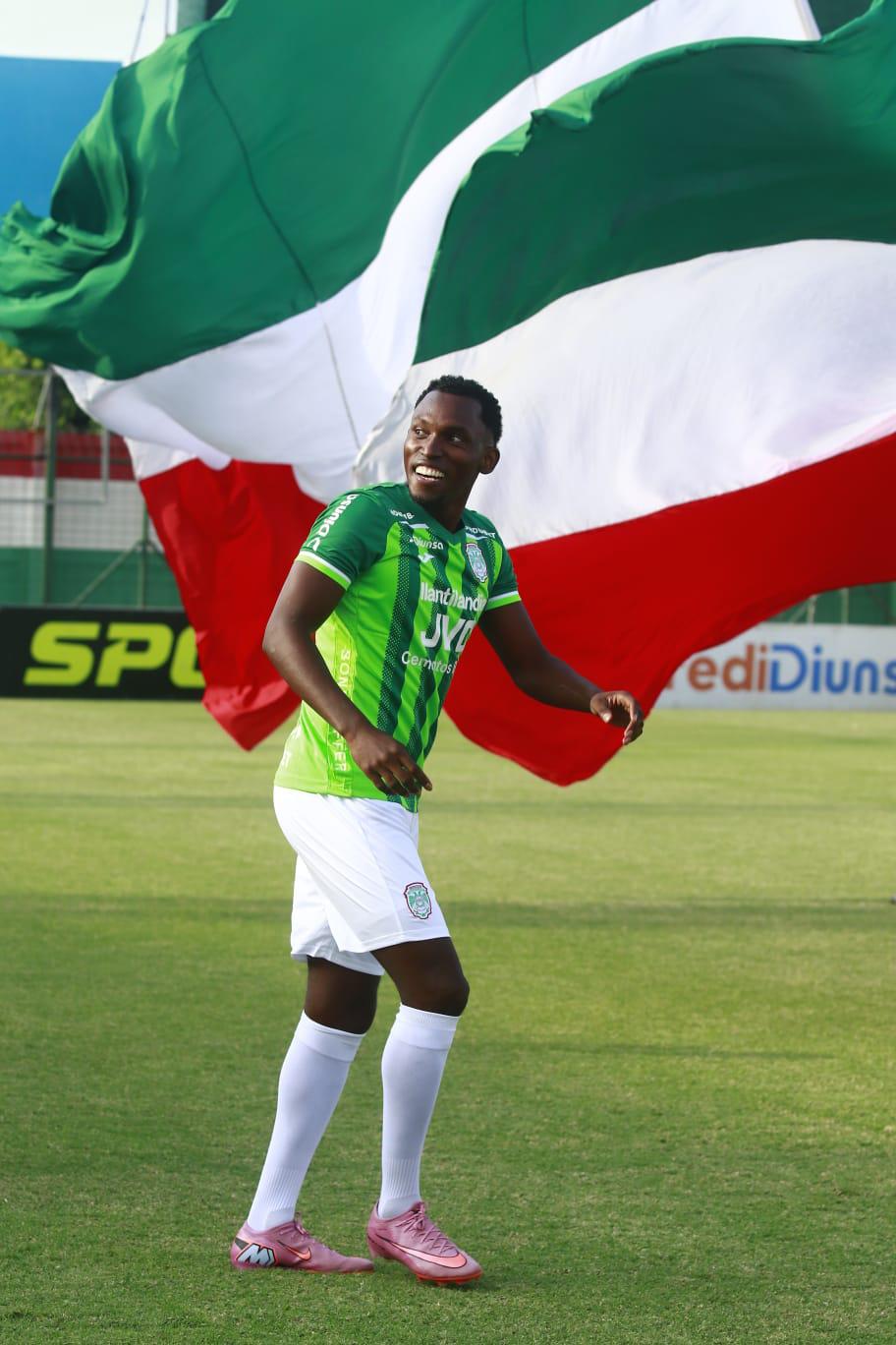 Presentación de Alberth Elis en Marathón: Abrazos, lealtad y recuerdo de Orinson