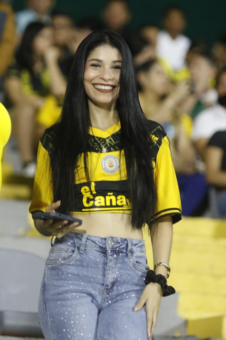 Listo el FVS en el Morazán: lindas aficionadas y el ambiente que se vivió en el Real España-Marathón