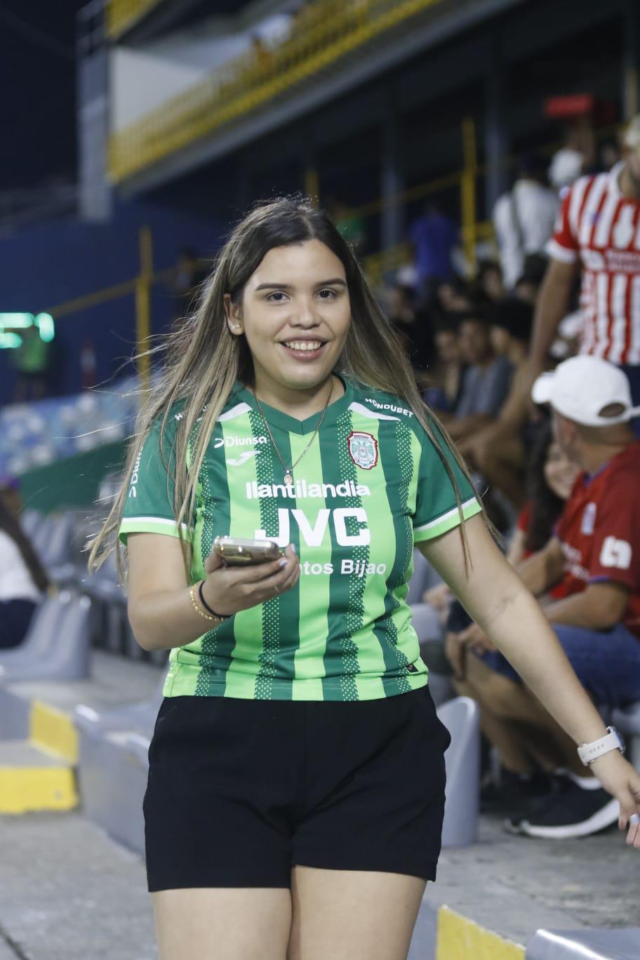 Clásico de bellezas: Aficionadas y edecanes enamoran en el Marathón vs Olimpia