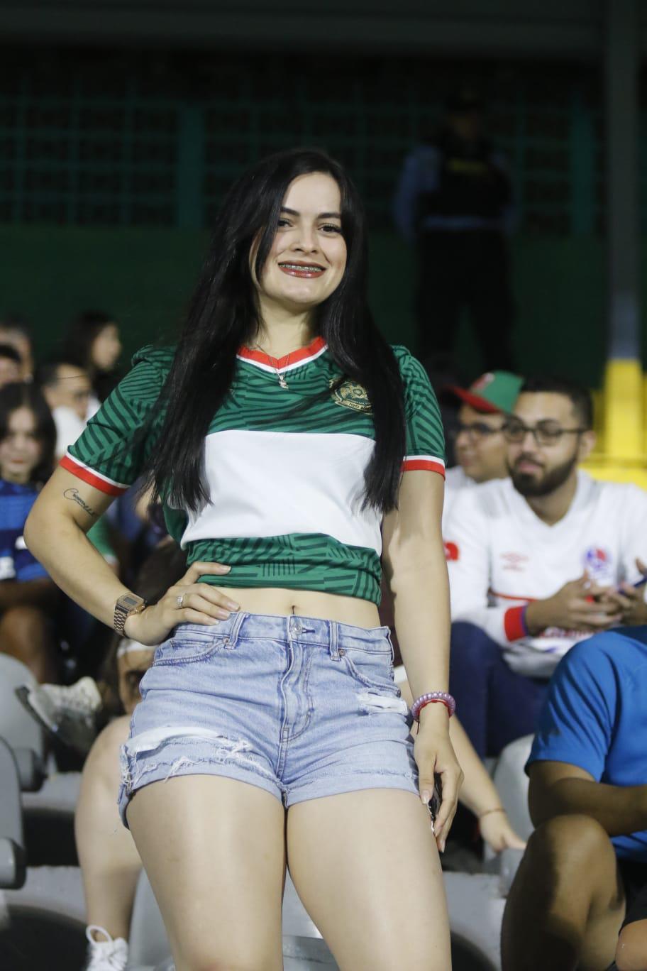 Clásico de bellezas: Aficionadas y edecanes enamoran en el Marathón vs Olimpia