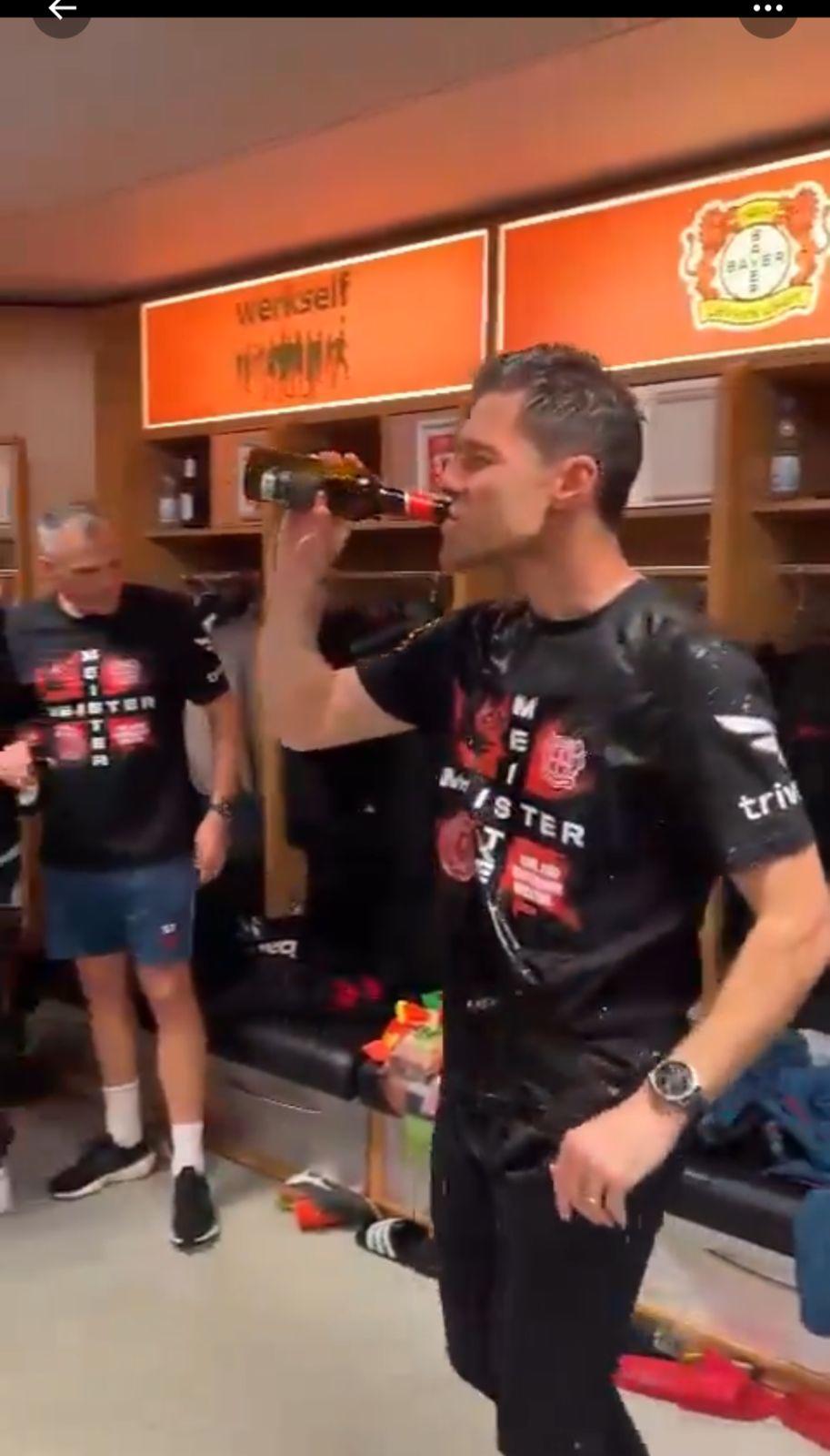 Fotos: Xabi Alonso se ‘hunde’ en el alcohol y la loca invasión de la afición del Bayer Leverkusen tras quedar campeones