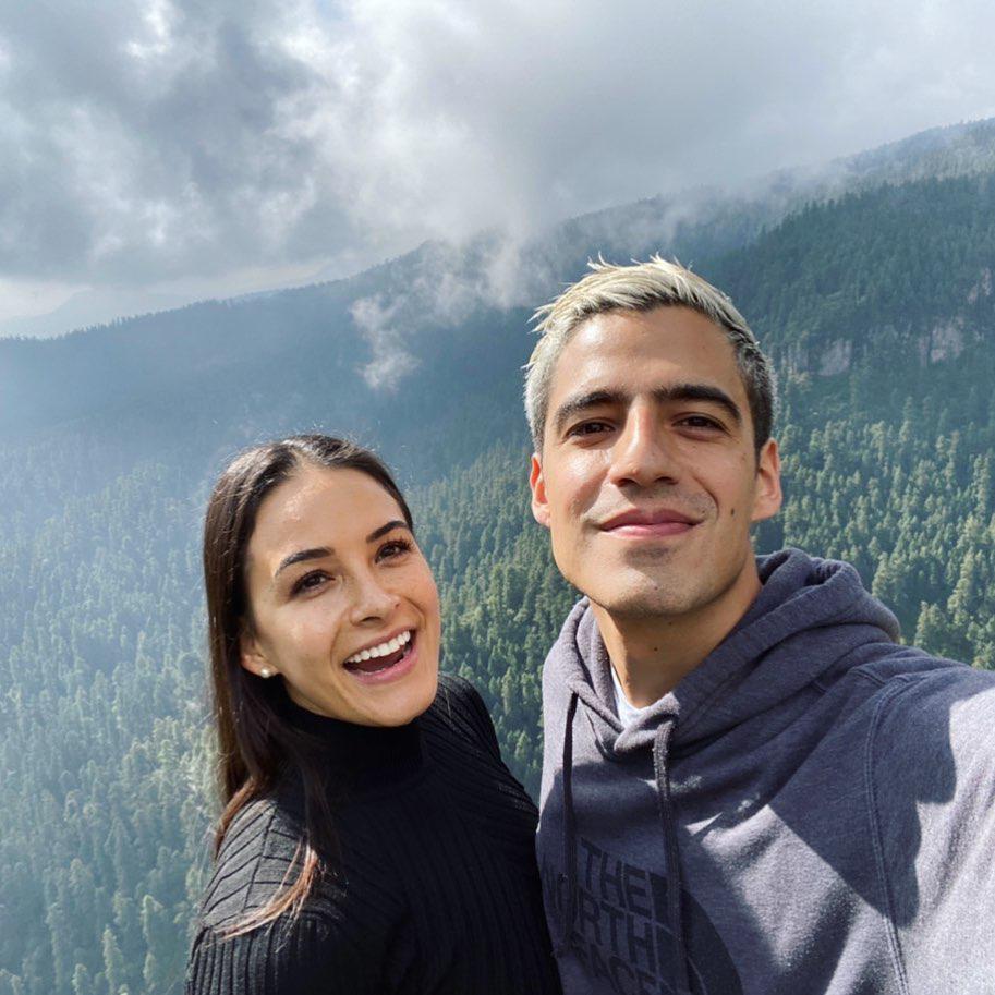 Narrador de TUDN revela cómo conquistó a la preciosa Gina Holguín: ‘‘Ella es mayor seis años, pero desde que la vi fue mi crush’’