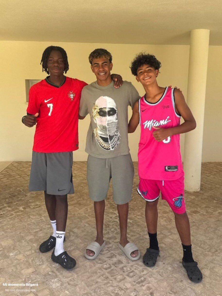 Cristiano Ronaldo Jr y Lamine Yamal, las fotos inesperadas de ambos jugando y de vacaciones; comparan su físico y es viral