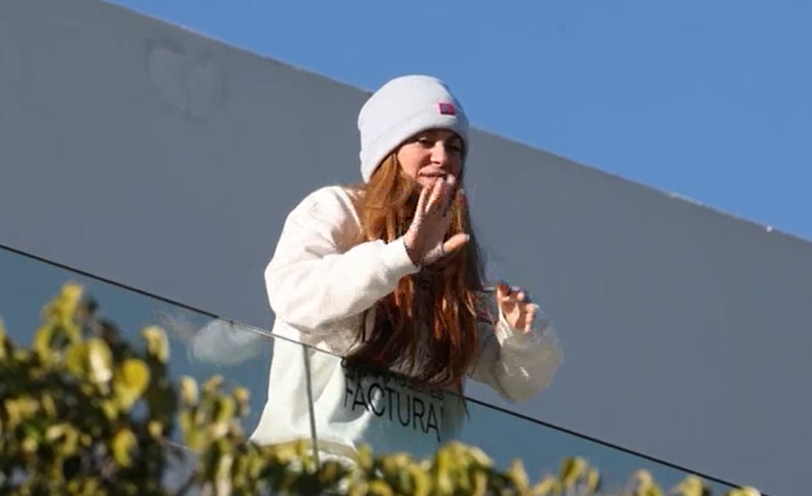 Piqué llega a la casa de Shakira: el motivo especial del reencuentro y quién es la mujer que apareció bajo una manta, ¿Clara Chía?