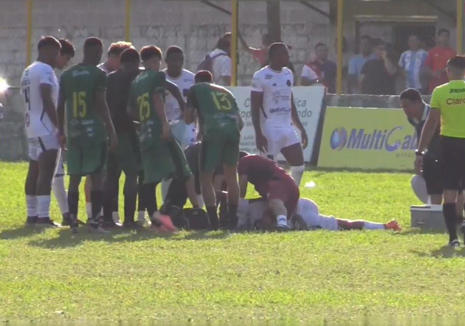 Imágenes sensibles en el ascenso: Futbolista quedó noqueado y tuvo que ser trasladado en camioneta