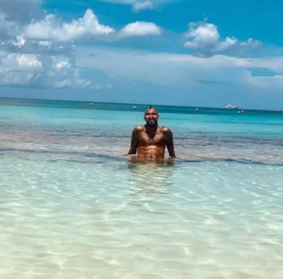 ¡Se olvida del Barça! Las envidiables vacaciones de Vidal con su infartante novia