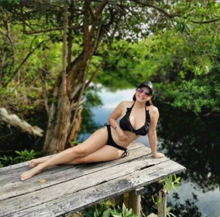 Linda Cruz, la sexy periodista deportiva centroamericana que pasa sus vacaciones en La Ceiba
