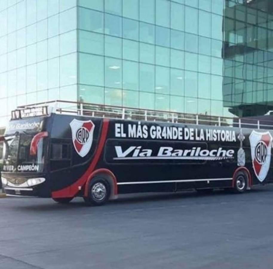 Fiesta, alegría y burlas: Así preparan los aficionados de River Plate la celebración de la Copa Libertadores.