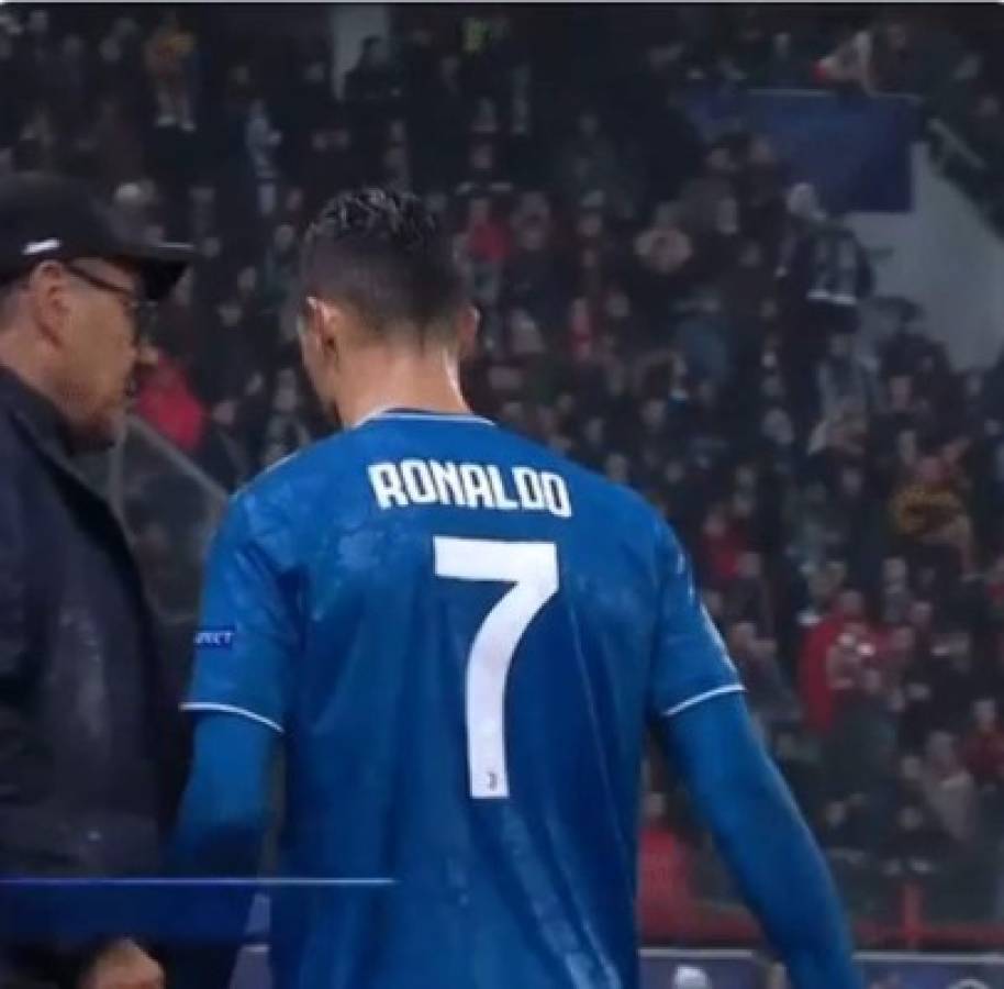 No le dio la mano: Sarri sacó a Cristiano Ronaldo al minuto 81 y estalló de la bronca