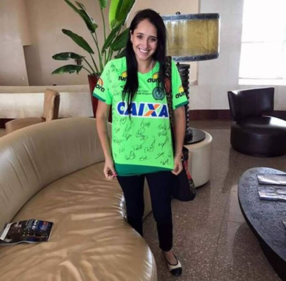 Ahora es modelo: El gran cambio de la azafata que sobrevivió en el vuelo del Chapecoense