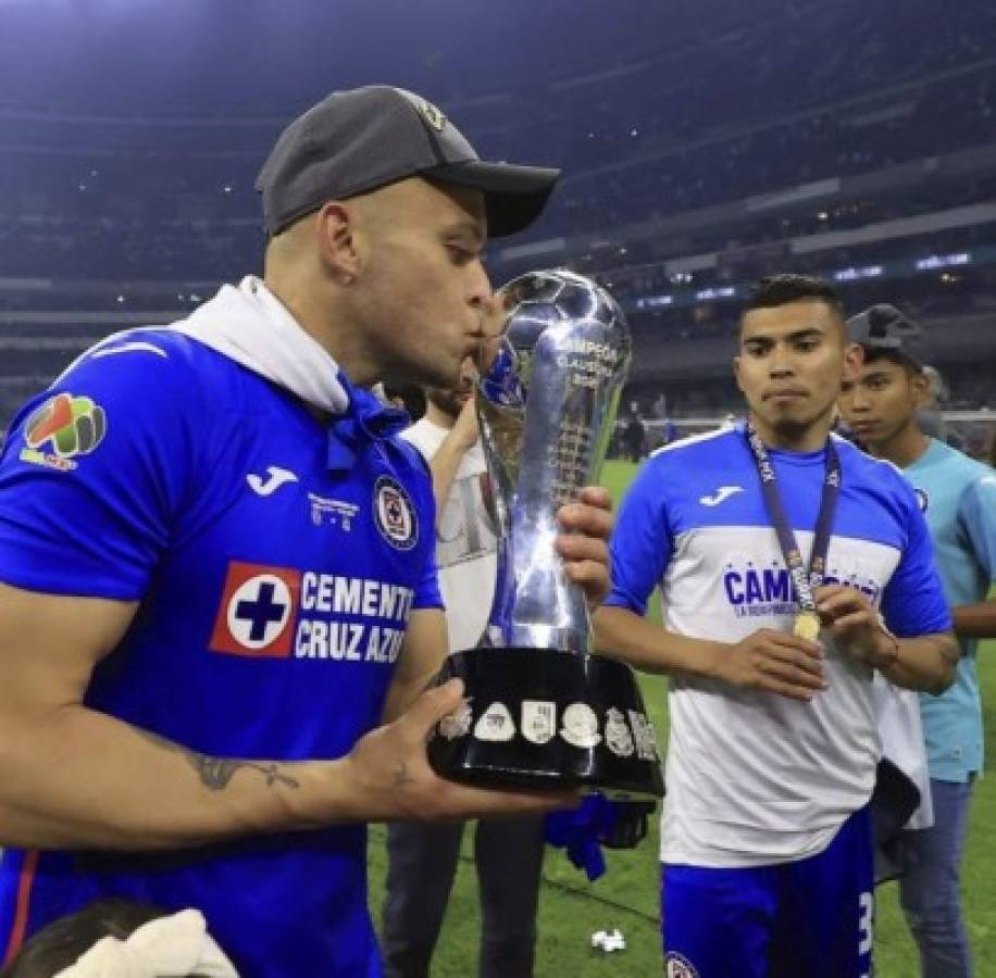 Beso a la Copa y para ellas: las chicas que enamoraron en la celebración de Cruz Azul y un invitado inesperado