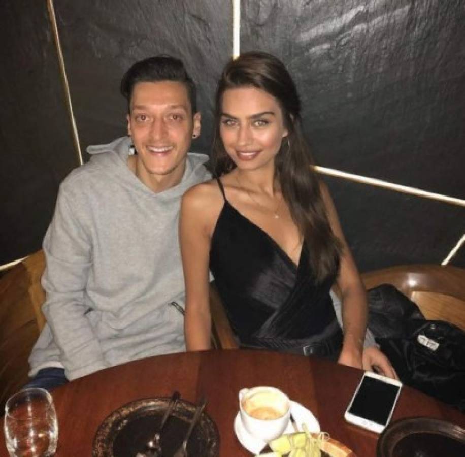 Así es la nueva vida de Ozil con su preciosa turca: compra un equipo mexicano y tiene un bajísimo salario