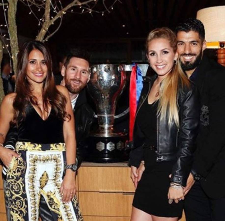 Fiesta, cariño y muchas fotografías: Así celebraron las parejas de los jugadores del Barcelona el título Liga   