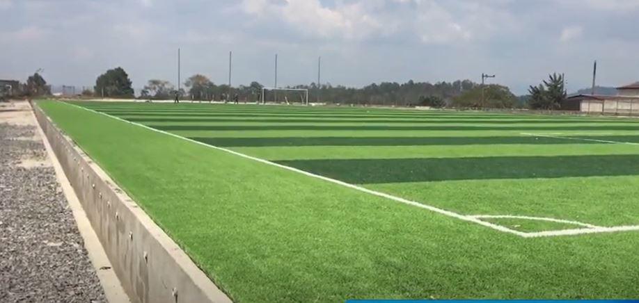 Después de ser un tierrero a esto: Inauguran hermoso campo de fútbol sinténtico en Marcala, La Paz
