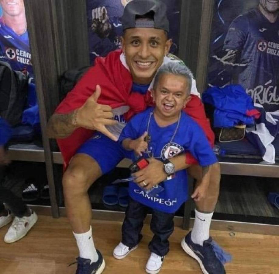 Beso a la Copa y para ellas: las chicas que enamoraron en la celebración de Cruz Azul y un invitado inesperado