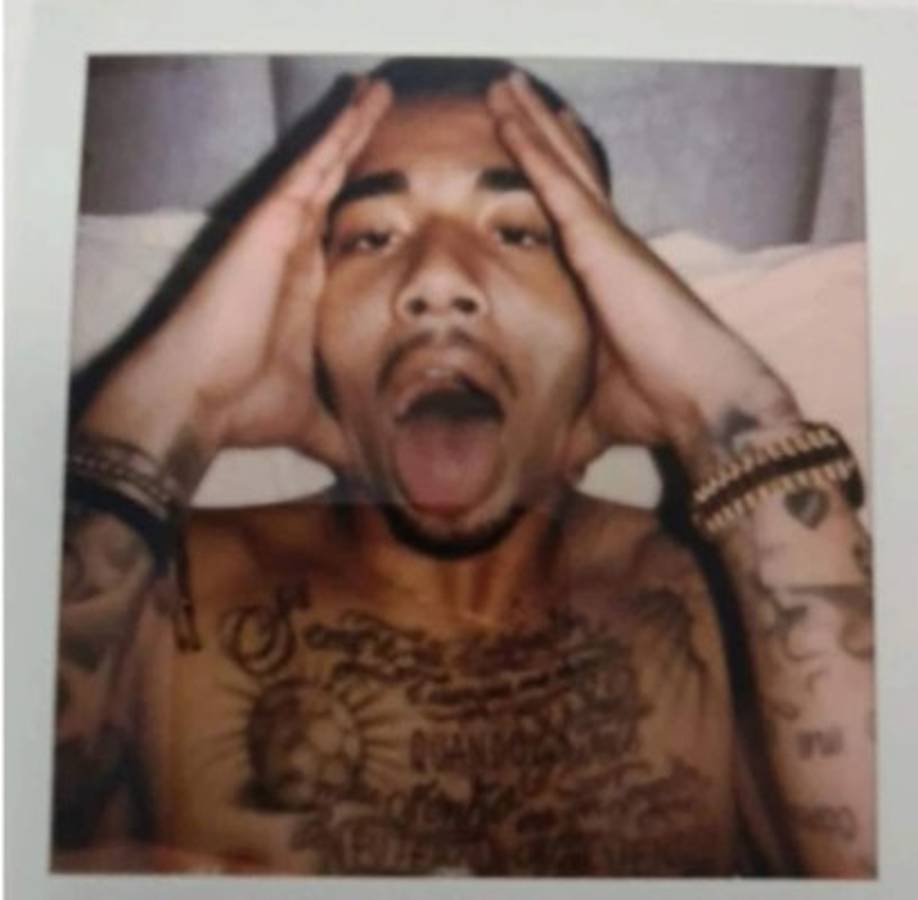 Encuentran fotos íntimas de Diego Costa y Gabriel Jesús con la misma mujer en una biblia