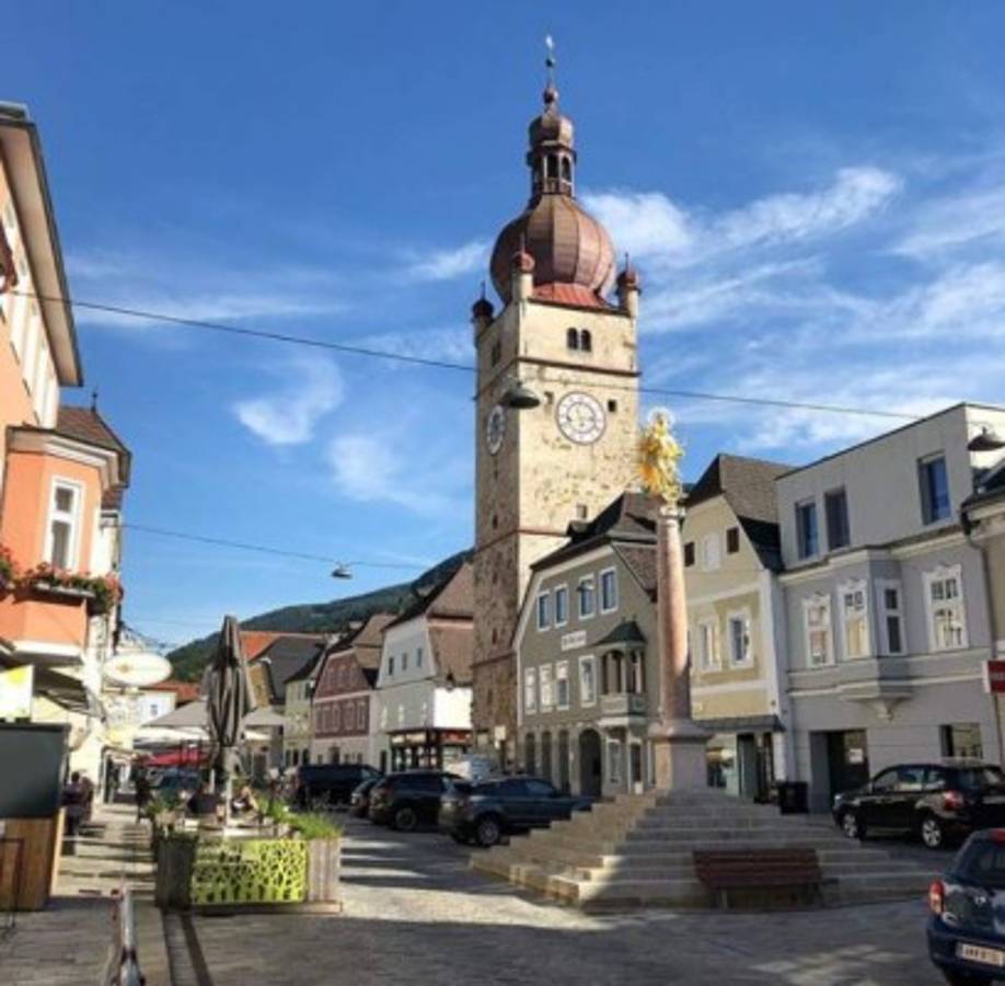 La vida en redes del ruso Evgeny Kabaev: fanático del Barça y la chica rubia que resplandece en su muro