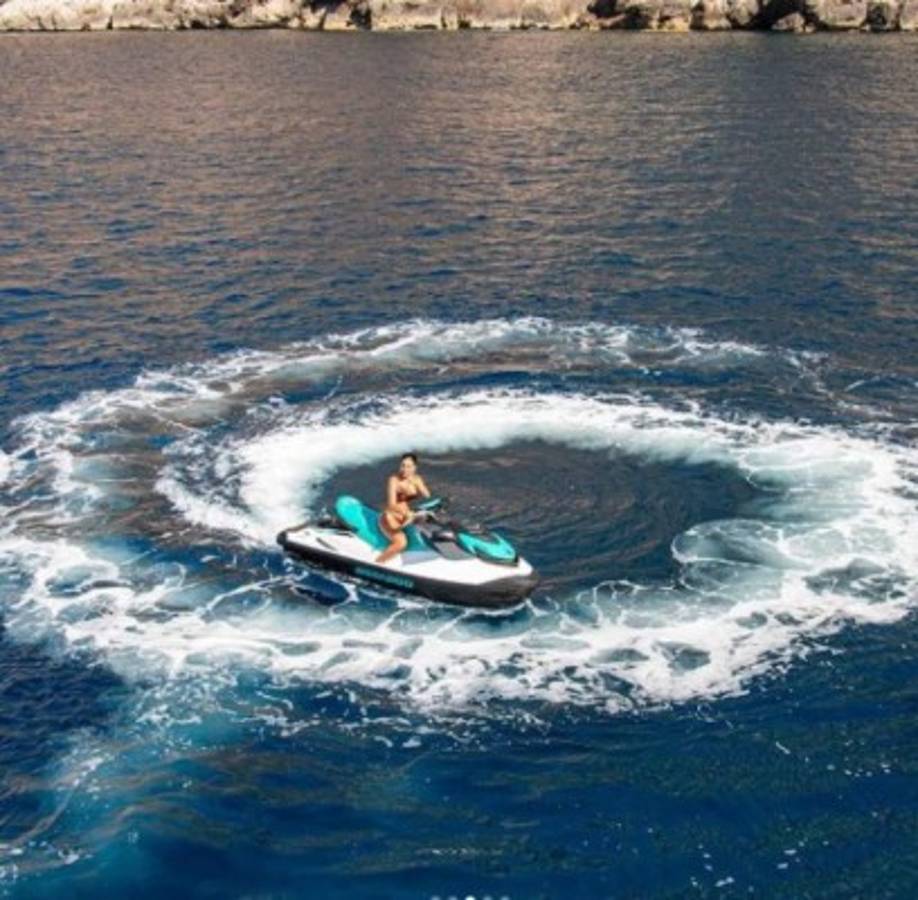 Georgina Rodríguez deslumbra en sus vacaciones con Cristiano Ronaldo en un yate de lujo