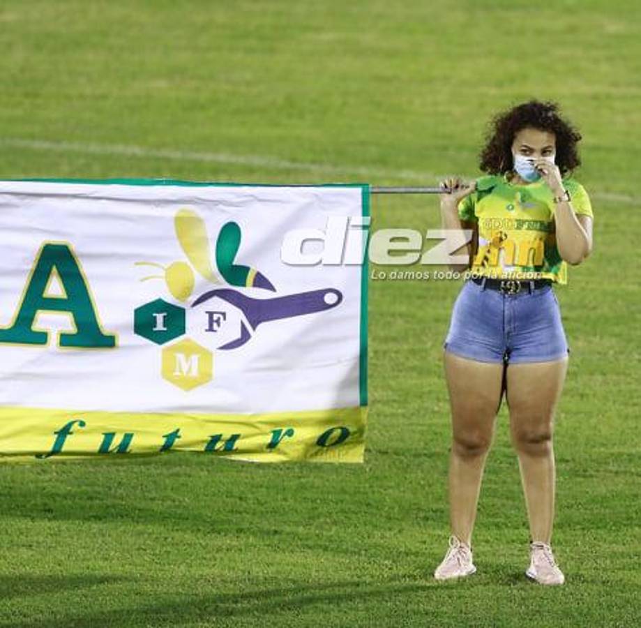¡Hermosas chicas y color! La Ceiba se viste de fiesta para el juego juego Vida vs. Olimpia