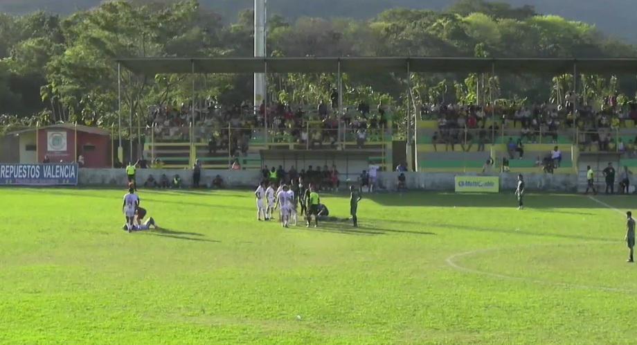 Imágenes sensibles en el ascenso: Futbolista quedó noqueado y tuvo que ser trasladado en camioneta