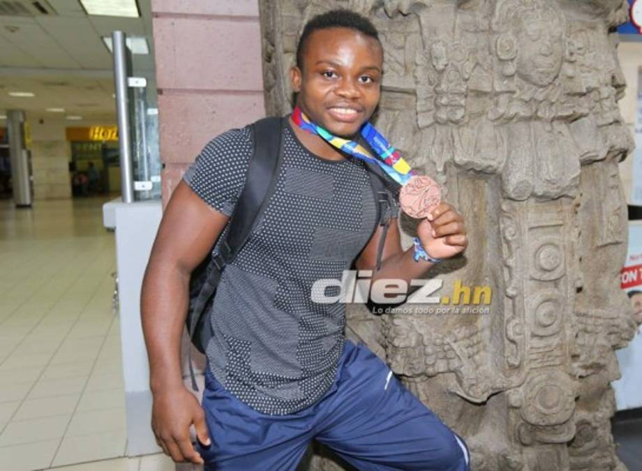 Medallistas hondureños regresan de los Juegos Centroamericanos y de Caribe