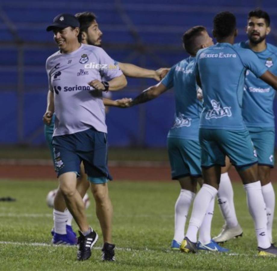 Sonrisas, concentración y un hondureño en entreno del Santos Laguna en el Olímpico