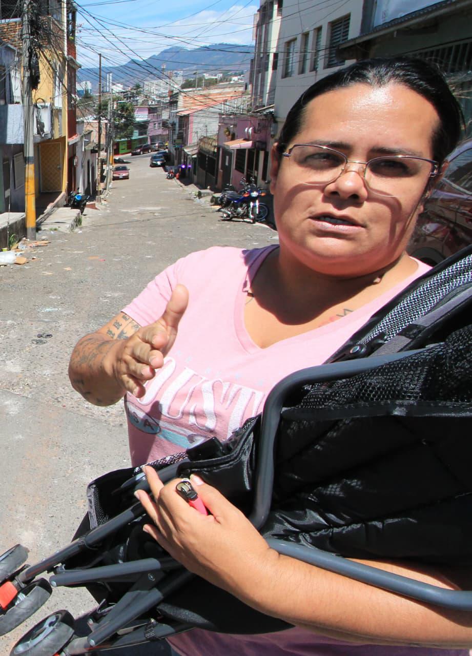 Carros destruidos, piedras y testimonios; así lucen las calles tras batalla entre aficionados de Motagua y Olimpia