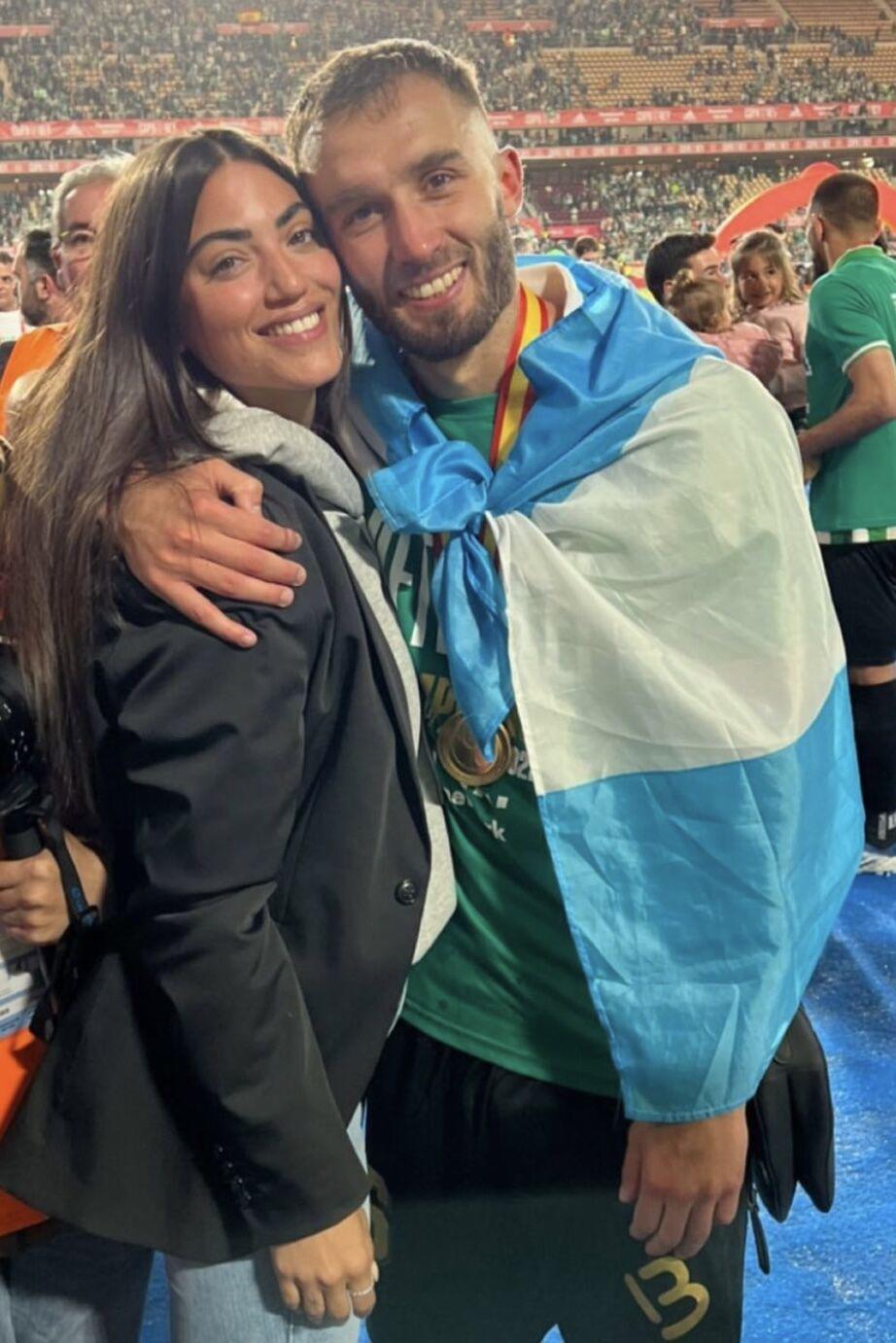 Jugadores fumando puro, tremendo gesto de Diego Lainez y la chica que se robó el show: Así festejó el Real Betis ganar la Copa del Rey