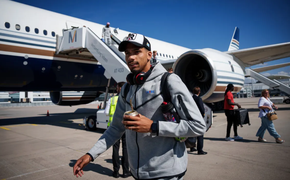 Lewandowski regresa a Múnich: el entrenamiento del Barcelona en el Allianz Arena; Koundé y Memphis tirando rostro