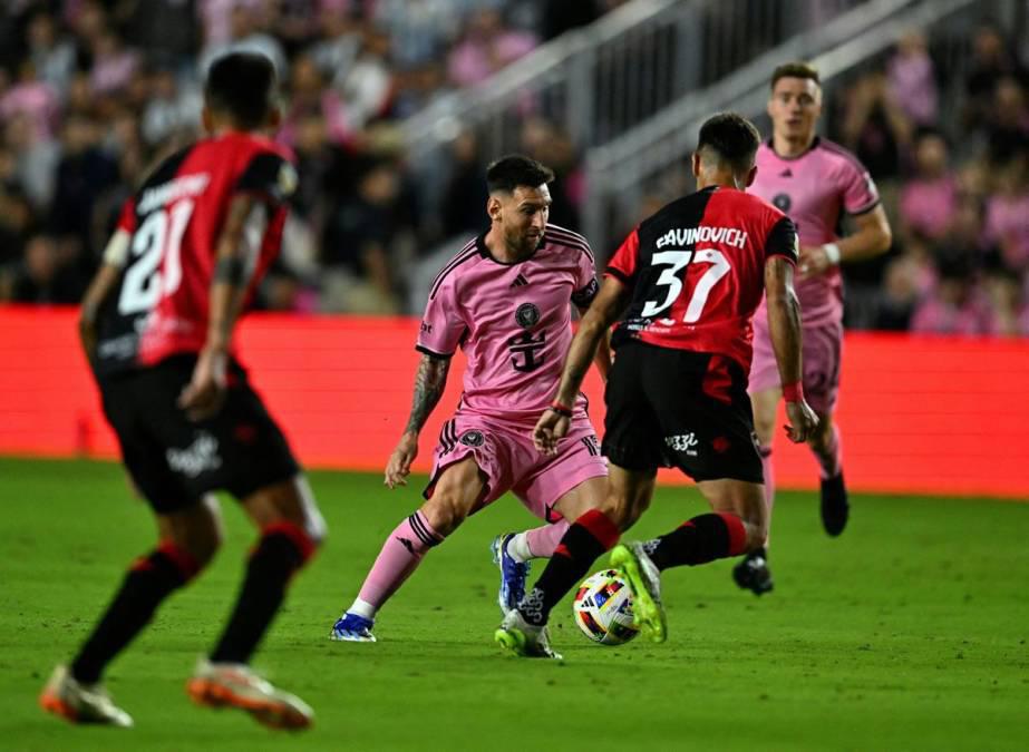 Beso a Messi, lindo gesto de Leo con Newell’s y el jugador que se llevó la camisa del “10” en su partido más especial
