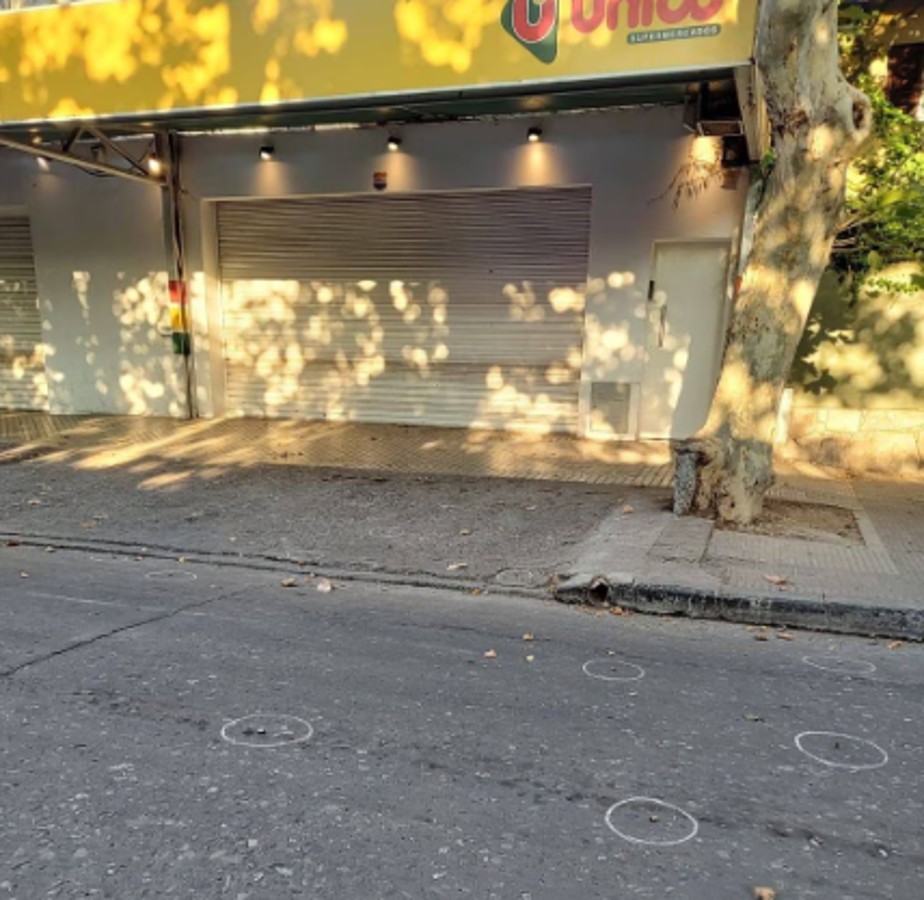 Llegaron armados, 14 balazos y una nota para Messi: “Te estamos esperando; Javkin es narco y no te va a cuidar”