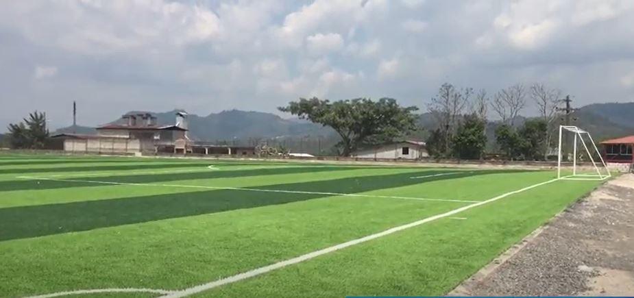 Después de ser un tierrero a esto: Inauguran hermoso campo de fútbol sinténtico en Marcala, La Paz