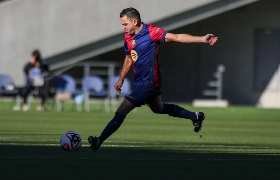 Las leyendas del Barcelona volvieron a derrotar al Real Madrid en el Clásico: el gesto de los blancos con Iniesta