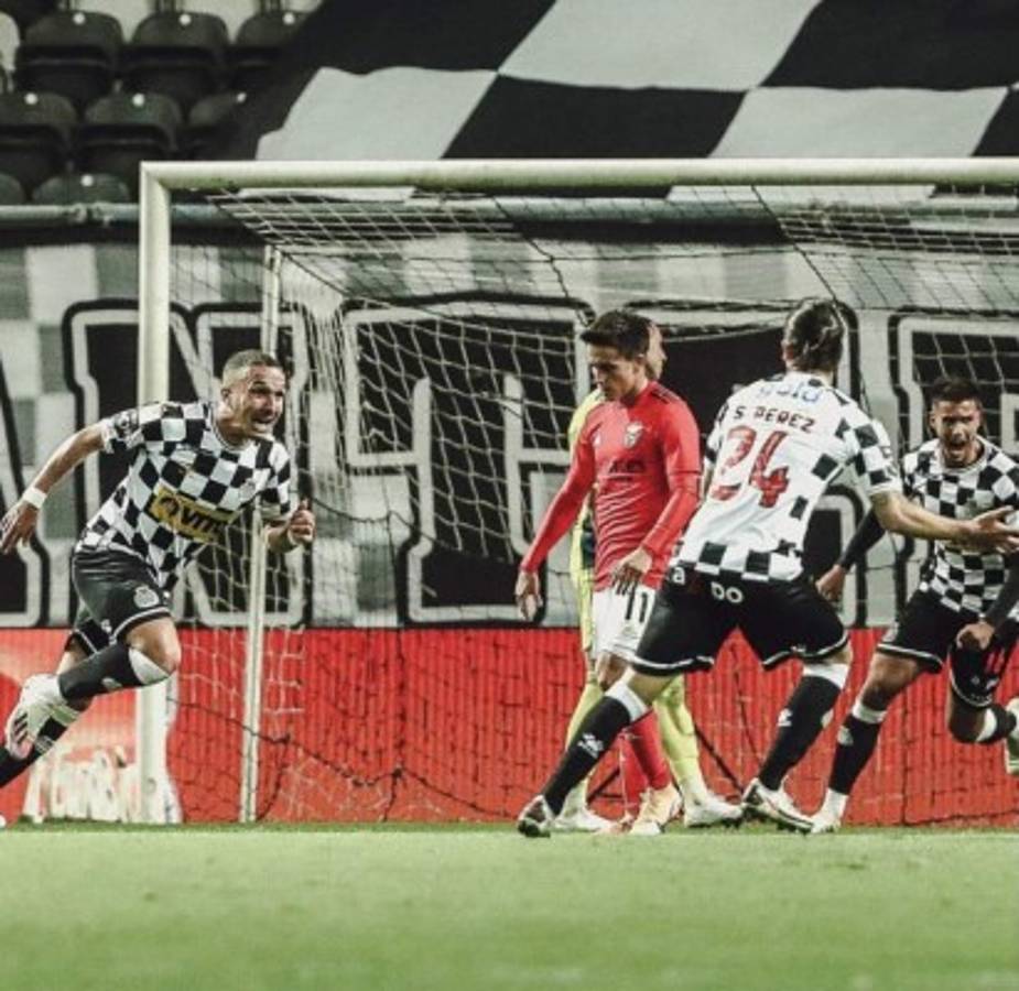 ¡Euforia y júbilo! El festejo del Boavista al vencer a Benfica con Alberth Elis como el mejor del partido