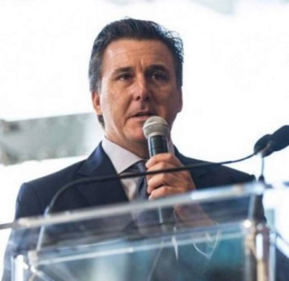 El excéntrico millonario que compró a la Roma: Colecciona aviones de combate y produce cine