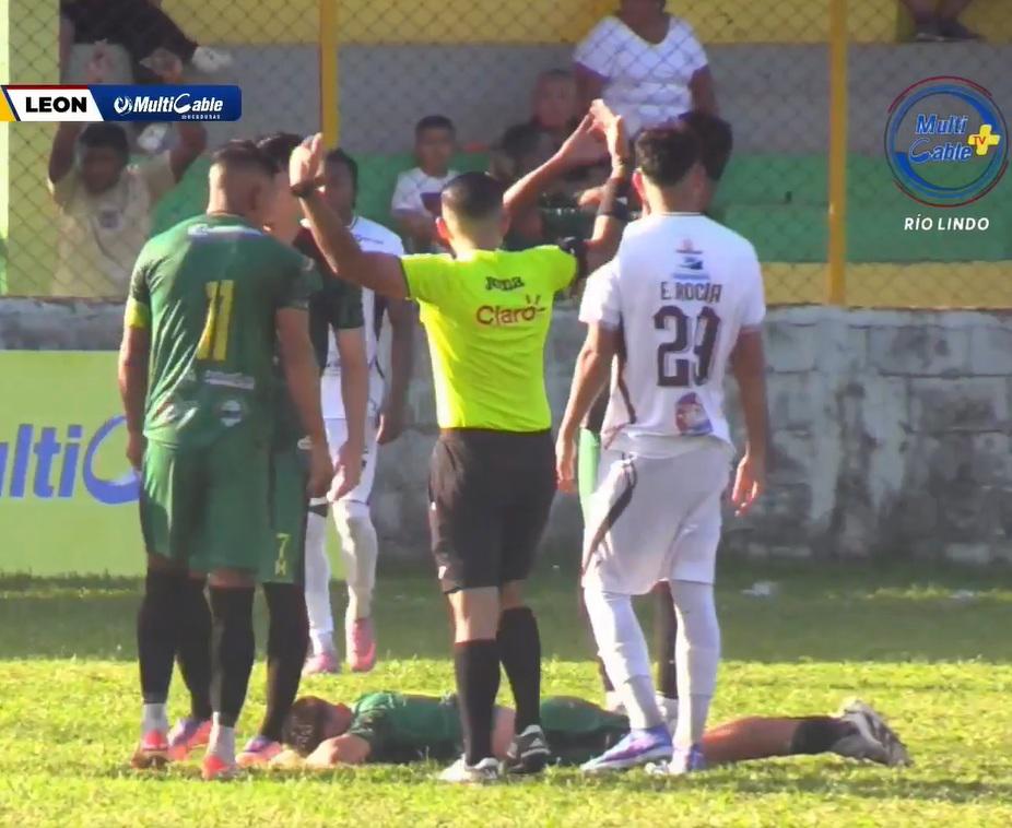 Imágenes sensibles en el ascenso: Futbolista quedó noqueado y tuvo que ser trasladado en camioneta