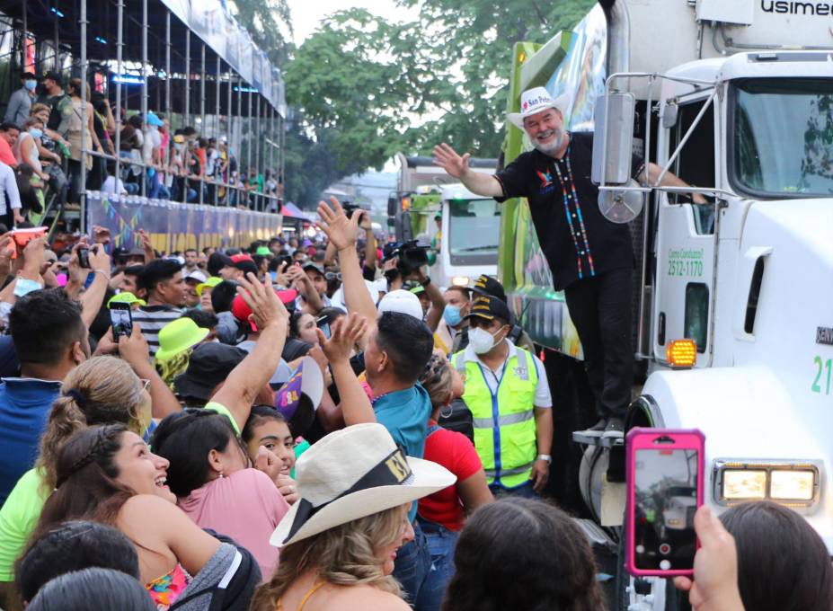 ¡Ni la lluvia los detuvo! Así se vivió en San Pedro Sula el gran desfile de carrozas y el show del alcalde Roberto Contreras