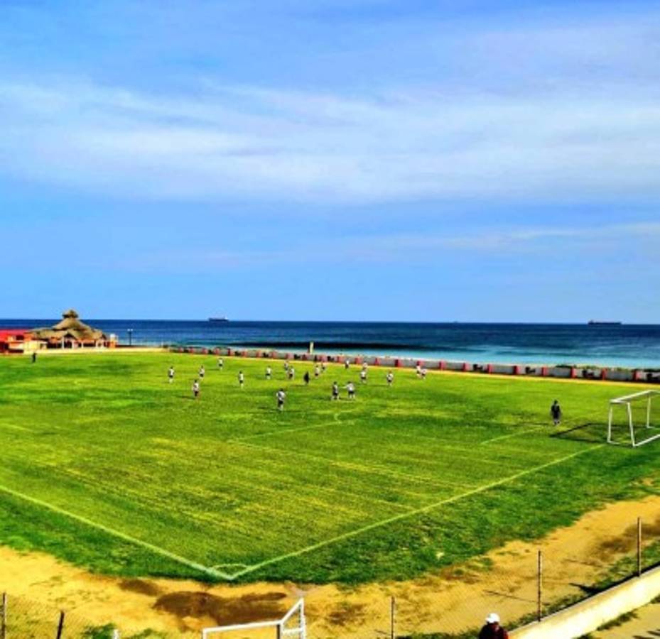 México tiene uno de los estadios más extraños del mundo: está a la orilla del mar y enamora a la afición