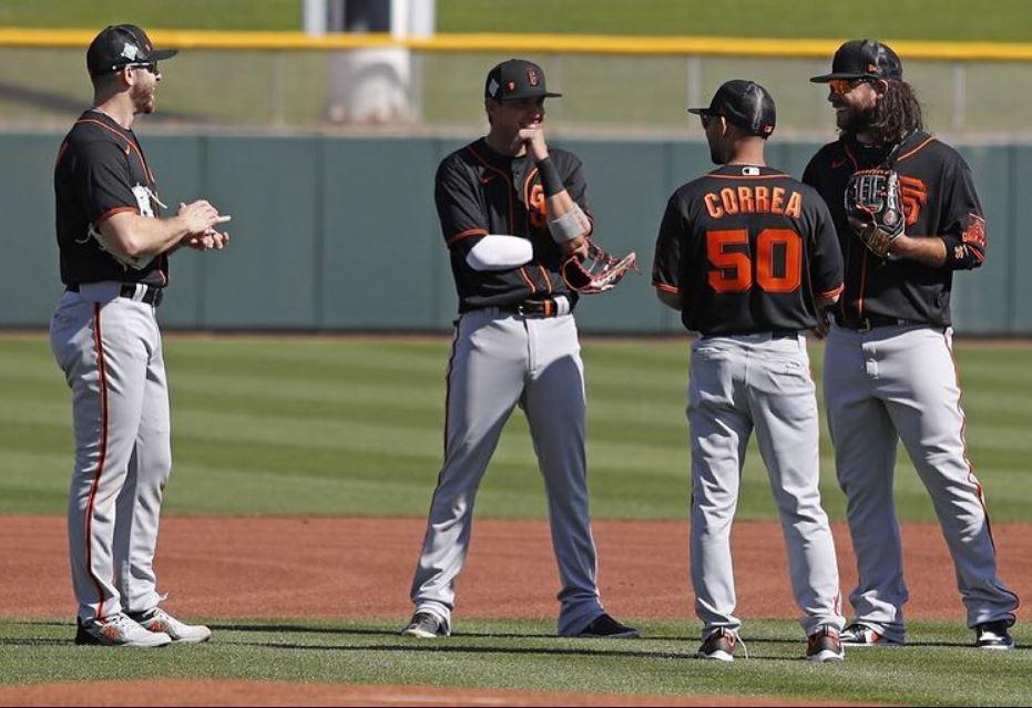 Mauricio Dubón en charla con Héctor Correa, Brandon Crawford (derecha) y Evan Longoria (izquierda).