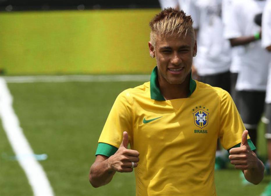 Neymar de modelo en presentación de la nueva camisa de Brasil