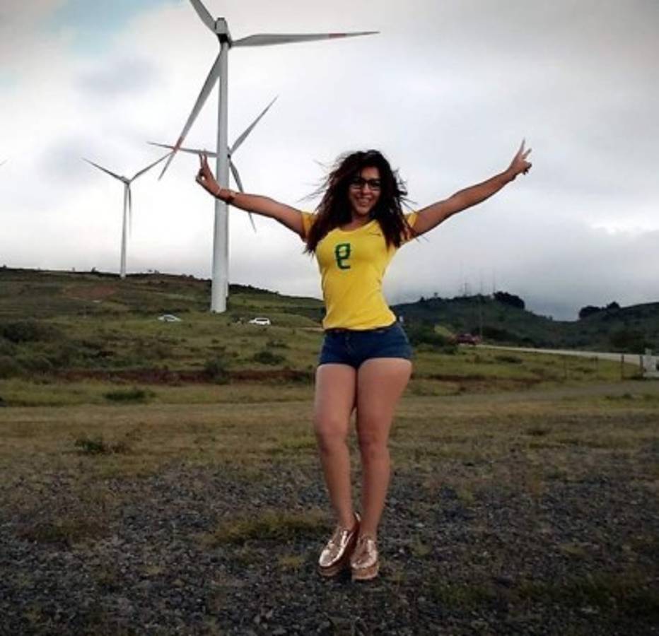 FOTOS: La aficionada más sexy del Motagua que enamora en el Nacional