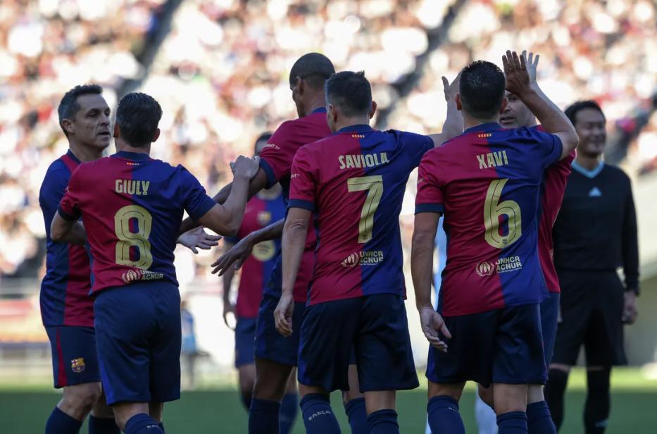 Las leyendas del Barcelona volvieron a derrotar al Real Madrid en el Clásico: el gesto de los blancos con Iniesta