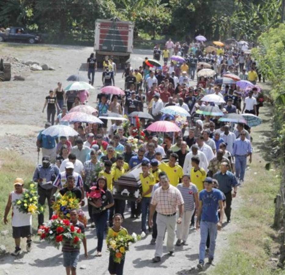 Multitudinario adiós a Enrique Reneau en su natal Jutiapa