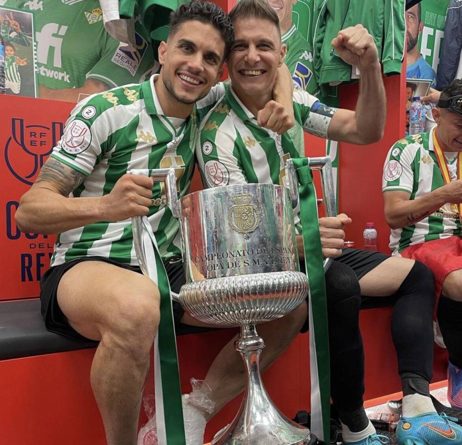 Jugadores fumando puro, tremendo gesto de Diego Lainez y la chica que se robó el show: Así festejó el Real Betis ganar la Copa del Rey