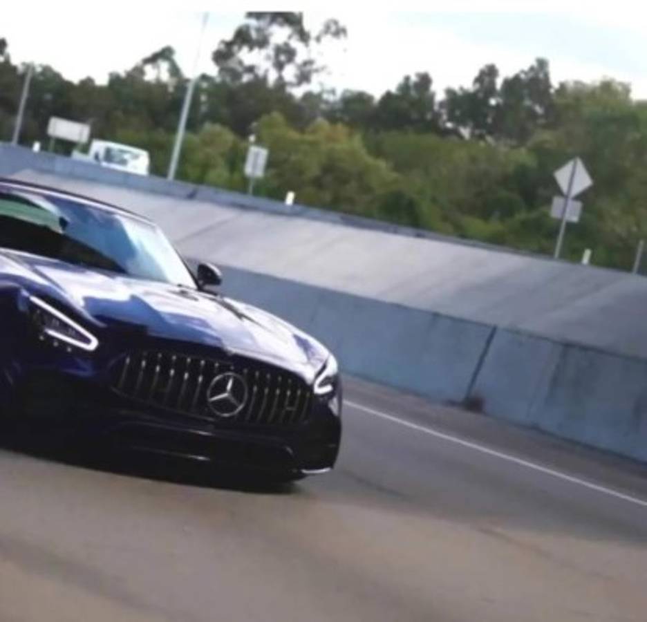 La vida de rica que lleva ahora la piloto que se convirtió en modelo para adultos: Autos y cirugías